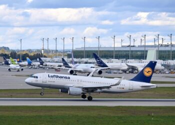 Avion aterizat de urgență la Timișoara: ușă deschisă în timpul zborului