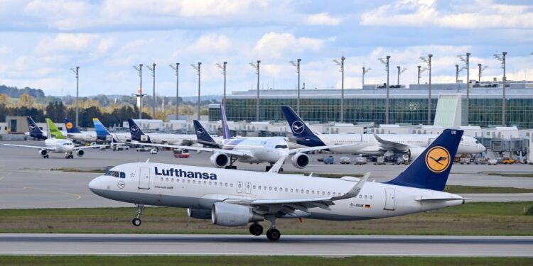 Avion aterizat de urgență la Timișoara: ușă deschisă în timpul zborului