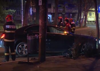 Scene haotice în București- Un bărbat a furat un Mercedes, l-a lovit de un stâlp, după care a spart un magazin