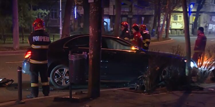Scene haotice în București- Un bărbat a furat un Mercedes, l-a lovit de un stâlp, după care a spart un magazin