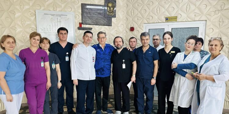 Salvarea unui pacient de 78 de ani cu tromboză mezenterică acută, printr-o intervenție minim-invazivă