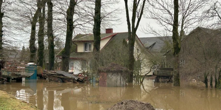 На западе Литвы из-за непрекращающихся дождей разлились реки
