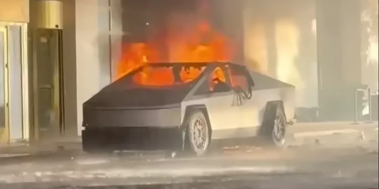 Un Cybertruck Tesla  a explodat în fața hotelului Trump din Las Vegas, lăsând un mort și șapte răniți