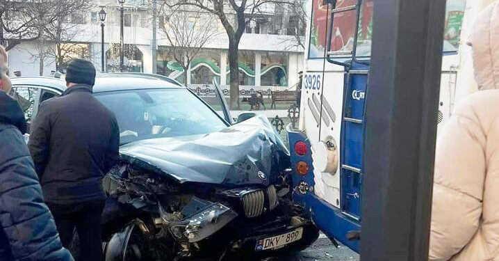 Столкновение BMW и двух троллейбусов на бульваре Григоре Виеру