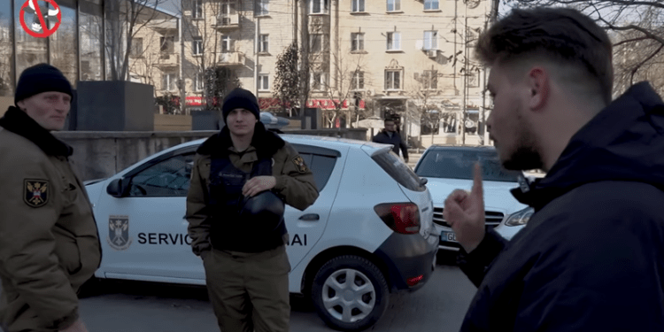 „- Îți pare că ești de la MAI? – Pietonează mai departe!” Scandal pe un trotuar blocat de mașini, între un activist și doi agenți de pază