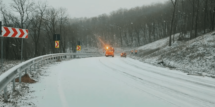 „Conduceți prudent și adaptați viteza la condițiile de drum”. Autoritățile avertizează că pe traseele naționale s-a format polei, ghețuș, dar și ceață