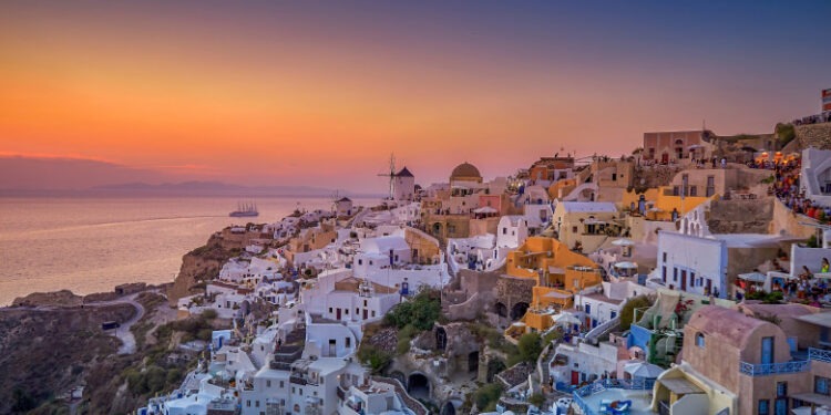 Остров Санторини потрясли 21 500 землетрясений за три недели. Эксперты не исключают мощный толчок