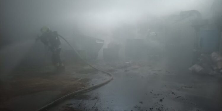 Четыре бригады пожарных ушили пожар на складе в Страшенах