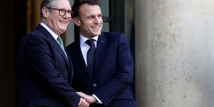 Times: Макрон и Стармер попробуют уговорить Трампа не вести переговоры с Россией