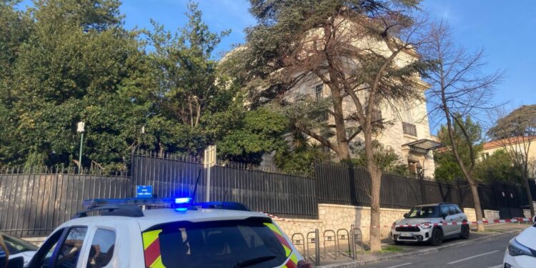 На территории генконсульства РФ в Марселе произошел взрыв. МИД России заявил о «признаках теракта»