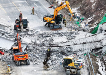 Рухнул в прямом эфире: падение моста в Южной Кореи попало на видео