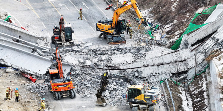 Рухнул в прямом эфире: падение моста в Южной Кореи попало на видео