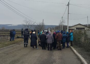 Четыре десятка полицейских на десяток женщин: В Копанке проходит протест против подключения к энергосистеме Молдовы