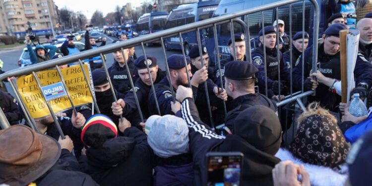 Ожесточенные протесты в Бухаресте после отставки Клауса Йоханниса