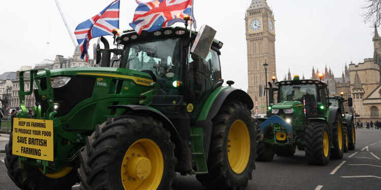 Британские фермеры привезли танки на акцию протеста в центре Лондона