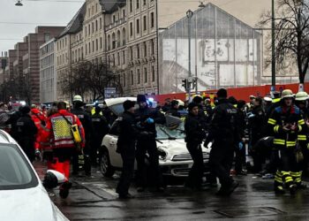 Мюнхен: автомобиль врезался в толпу на демонстрации, пострадали не менее 20 человек