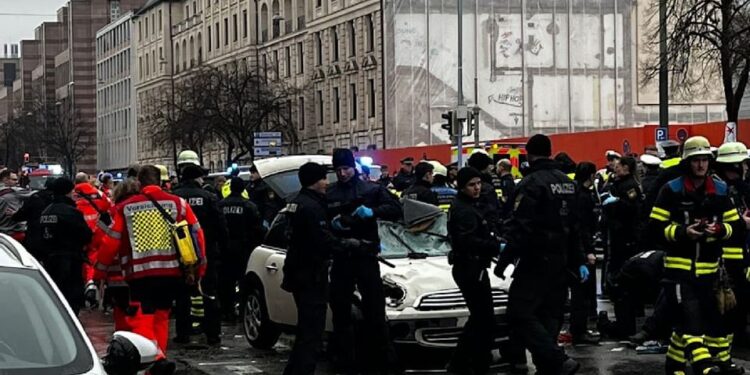 Мюнхен: автомобиль врезался в толпу на демонстрации, пострадали не менее 20 человек