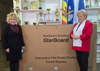 Ценный подарок Глодянскому русскому лицею им. Льва Толстого: учащиеся получили интерактивную доску