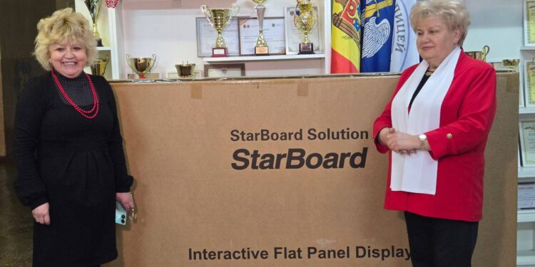 Ценный подарок Глодянскому русскому лицею им. Льва Толстого: учащиеся получили интерактивную доску