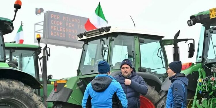 Фермеры в Милане вышли на акцию протеста против аграрной политики ЕС