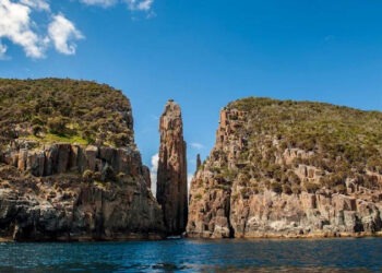 В Австралии альпинисты застряли на 65-метровой скале