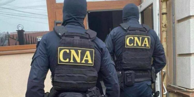 Doi bărbați, cercetați de CNA pentru mită de peste jumătate de milion de lei