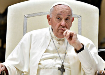 Ватикан сообщил о «сложной клинической ситуации» со здоровьем папы Франциска