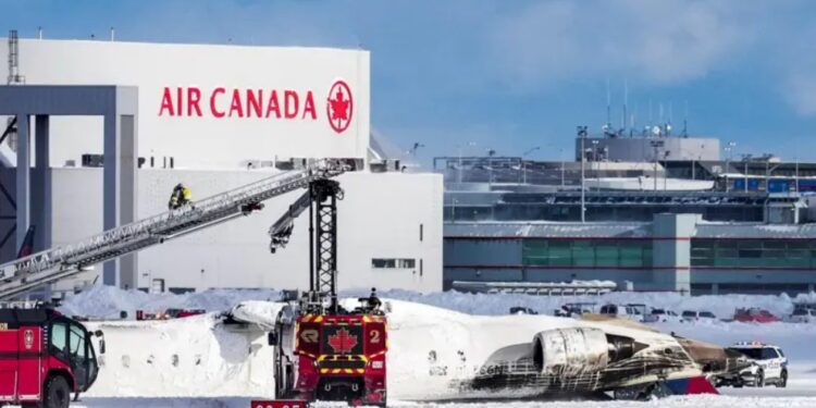 В аэропорту Торонто самолет Delta Airlines перевернулся при посадке