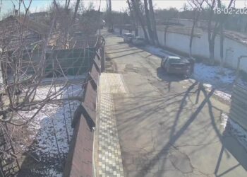 На видео попал мужчина, который воровал крышки люков в Кишиневе