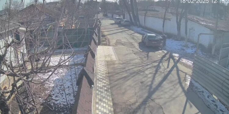 На видео попал мужчина, который воровал крышки люков в Кишиневе