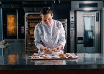 В Европе разрешили добавлять в торты и макароны порошок из личинок