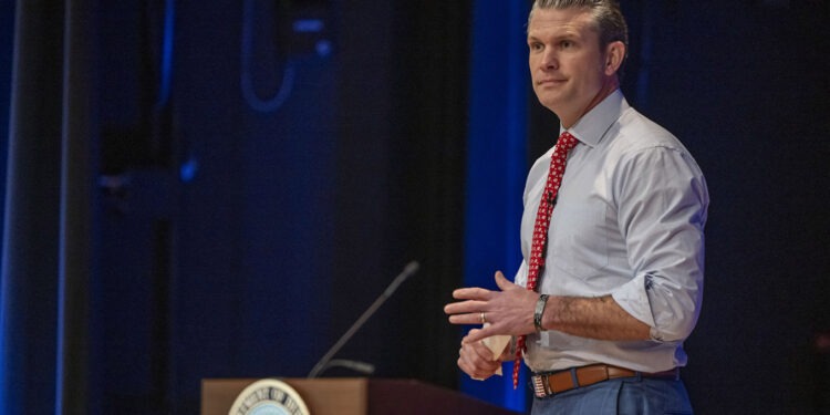 Глава Пентагона потребовал сократить военные расходы США на 40% за пять лет