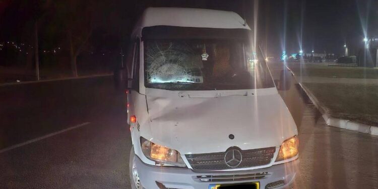 Pieton rănit grav după ce a fost lovit de un microbuz