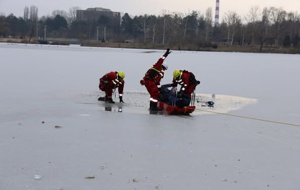 Спасатели в Кишиневе вытащили рыбака, провалившегося под лед