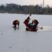 Спасатели в Кишиневе вытащили рыбака, провалившегося под лед