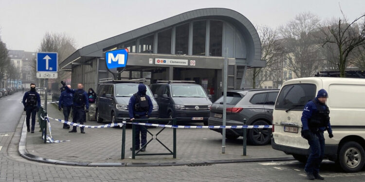 В Брюсселе на станции метро неизвестные открыли стрельбу из автоматов Калашникова