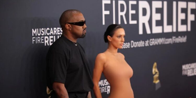 Канье Уэста и Бьянку Цензори выгнали с церемонии «Грэмми» после шокирующего появления