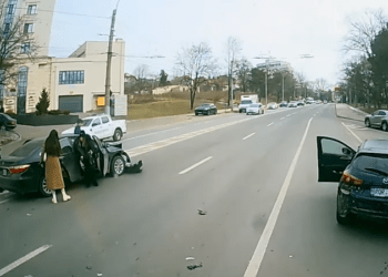 Șofer cu patru fete pasagere, filmat în timp ce provoacă un accident în capitală