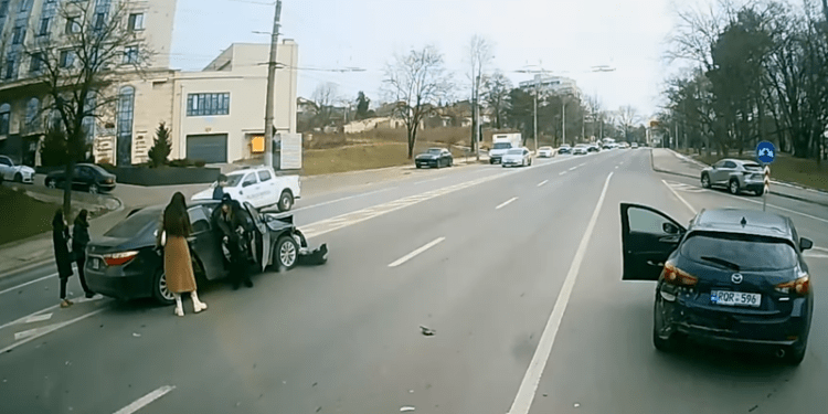 Șofer cu patru fete pasagere, filmat în timp ce provoacă un accident în capitală