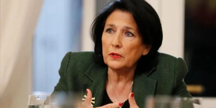 Fosta președintă a Georgiei, Salome Zourabichvili, a fost lovită cu ouă la Aeroportul Internațional din Tbilisi
