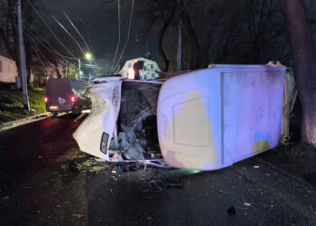 Accident pe șoseaua Muncești: Doi tineri răniți după ce mașina a lovit un pilon