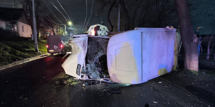 Accident pe șoseaua Muncești: Doi tineri răniți după ce mașina a lovit un pilon