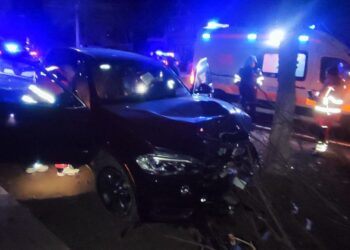 Accident grav la Bălți: O șoferiță beată a lovit un alt autoturism și s-a izbit de un copac