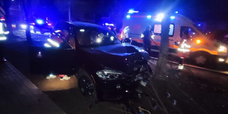 Accident grav la Bălți: O șoferiță beată a lovit un alt autoturism și s-a izbit de un copac