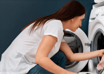 Trucul simplu cu folie de aluminiu care îți face hainele mai puțin șifonate