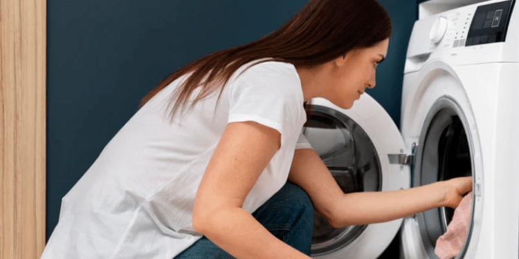 Trucul simplu cu folie de aluminiu care îți face hainele mai puțin șifonate