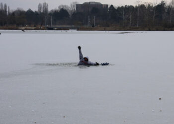 Bărbat salvat de la înec după ce a căzut prin gheața lacului „La Izvor”