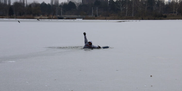 Bărbat salvat de la înec după ce a căzut prin gheața lacului „La Izvor”