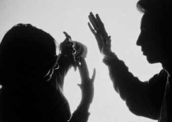 Bărbat cu ordin de restricție își caută soția și fiica pe rețelele de socializare