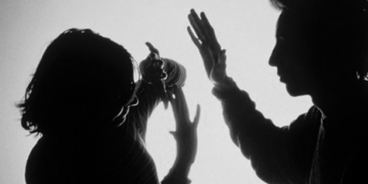 Bărbat cu ordin de restricție își caută soția și fiica pe rețelele de socializare